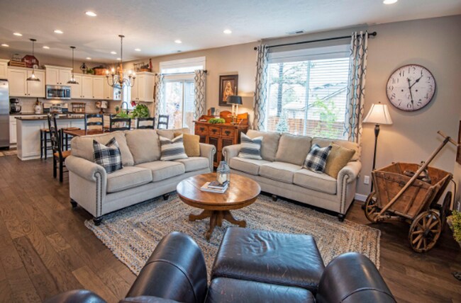 Building Photo - Modern 4-bdr with two Master Suites & Moun...