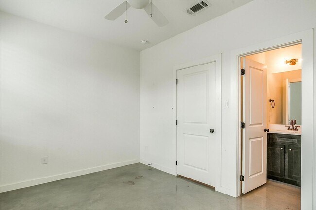 Building Photo - 3515 S Hills