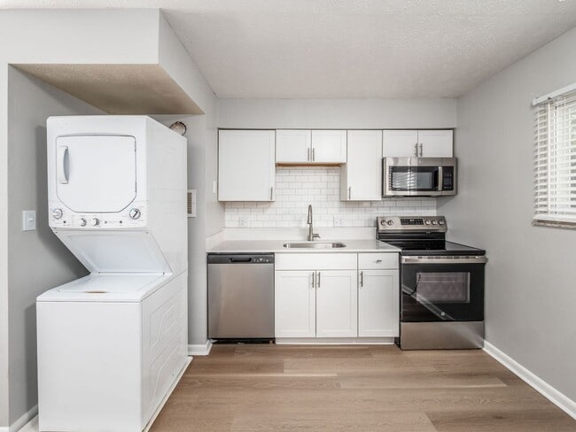 Building Photo - 105 W 8th Ave