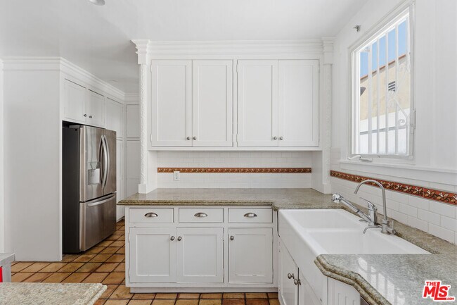 Building Photo - 537 N Poinsettia Pl