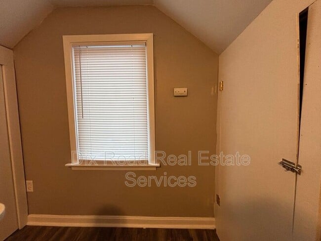 Building Photo - 1670 Darst Ave