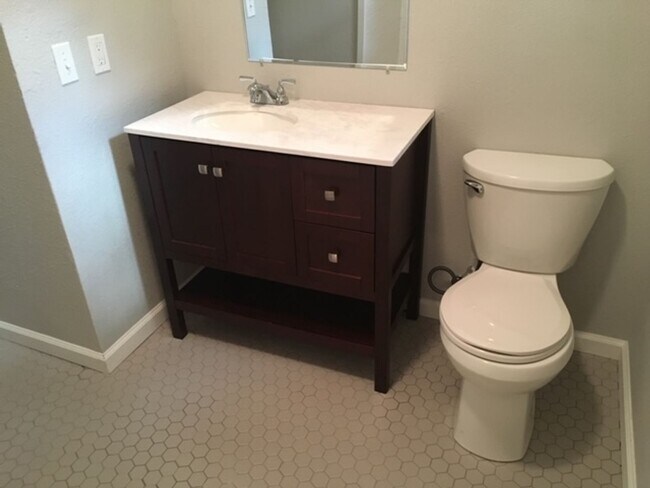 Building Photo - Charming East Austin Gem