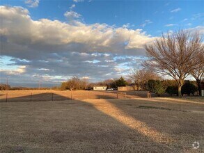 Building Photo - 16435 Red Oak Cir N