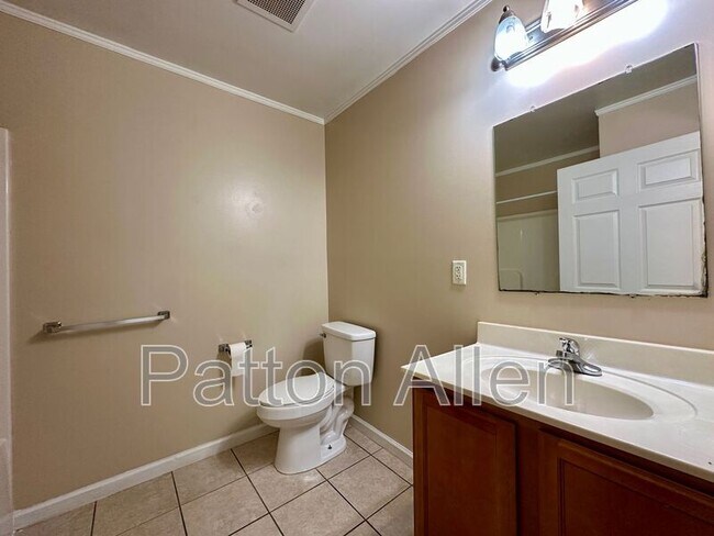 Building Photo - 2 Zell Ln