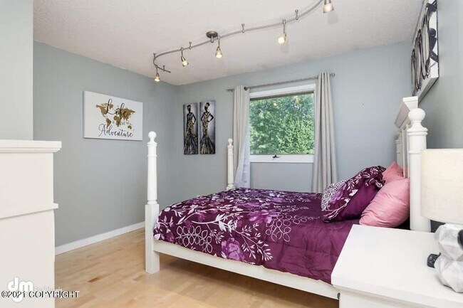 Building Photo - Furnished 3bed/1.5 bath near shopping and more!
