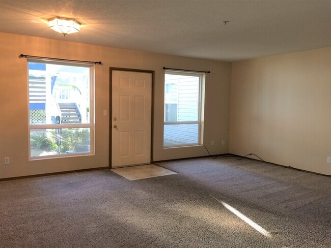 Building Photo - 2 Bedroom 1 Bath Apartment in the heart of...