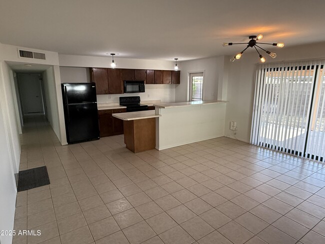 Building Photo - 944 E Concorda Dr