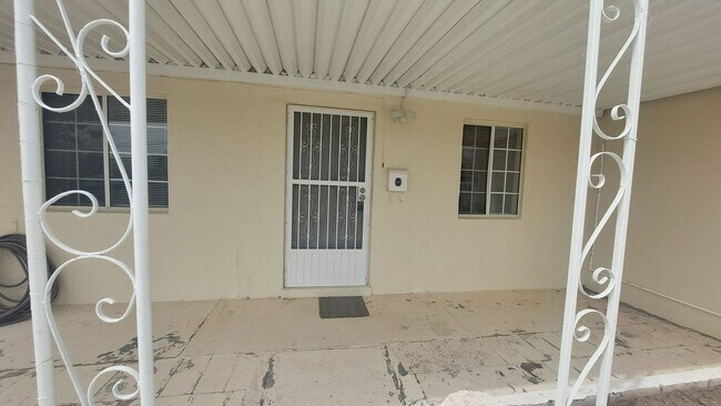 Building Photo - 4 bedroom 2 bathroom home ready now!!!!