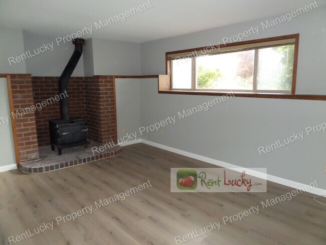Building Photo - Wonderful & Updated 3-Bedroom Home w/Custom Chicken Coop in Redmond FOR RENT!!