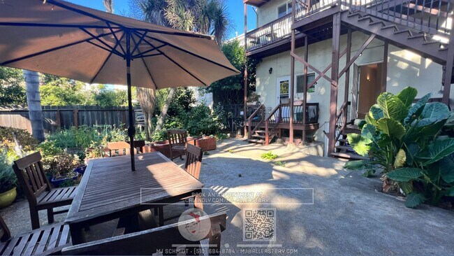 Building Photo - Spacious 2 bedroom with large storage room...