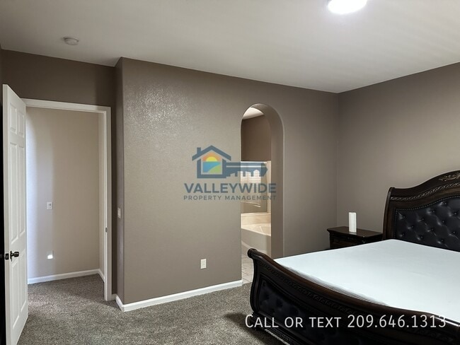 Building Photo - 2555 Crestmore Cir