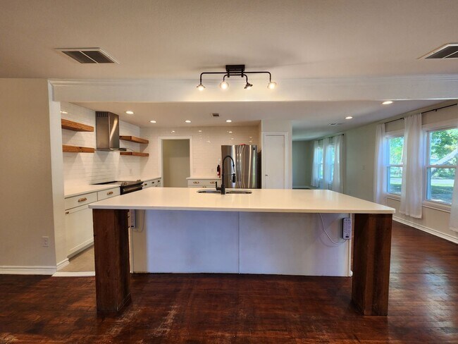 Building Photo - Craftsman Style House  Close to Downtown New Braunfels / Fridge Included/ No Carpet / Large Backy...