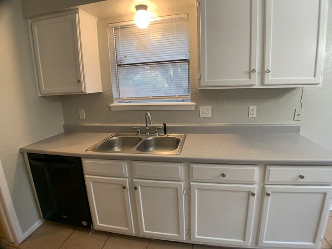 Building Photo - 3 Bedroom Edmond Duplex