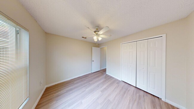 Building Photo - Beautiful 3 Bed/ 2 Bath Home with Two Car ...