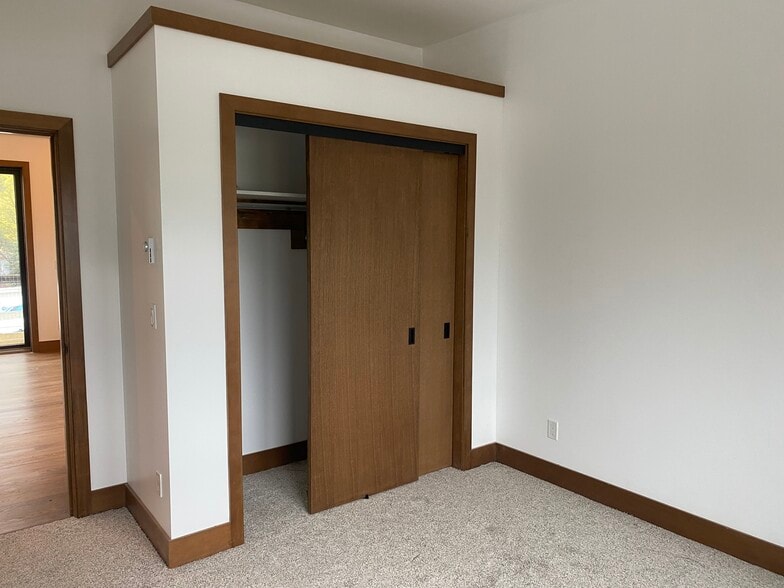 Building Photo - 334 Meadows Dr