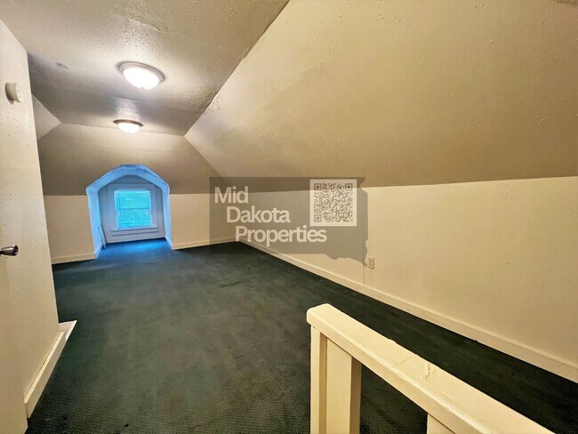 Building Photo - 1200 E 3rd-2 Bedroom house