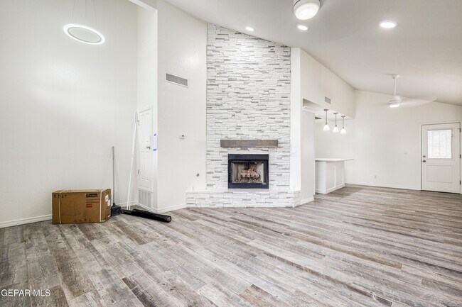 Building Photo - 5733 Saplinas Rd