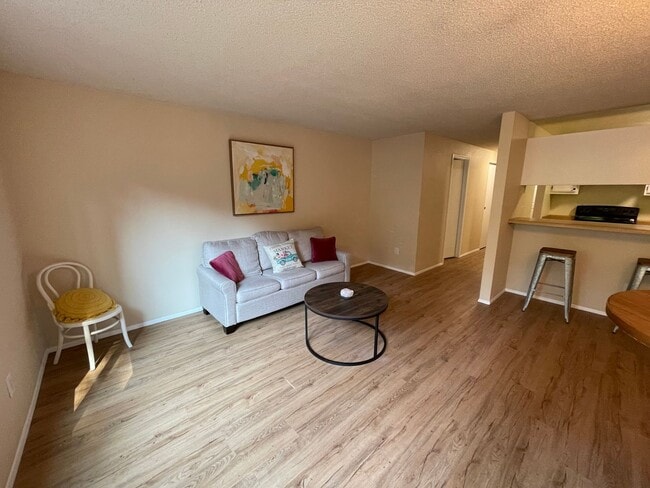 Building Photo - Charming 2 Bedroom Condo in the Heart of Town. Pet Friendly! $500 Move In Credit!
