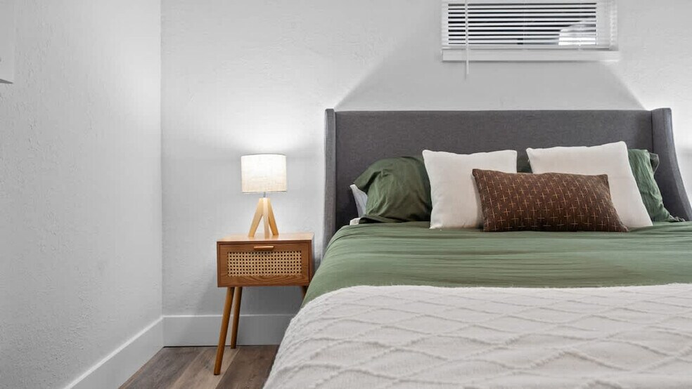 Building Photo - 1007 E Comanche Ave