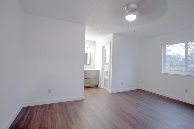 Building Photo - 2800 Bushnell Dr