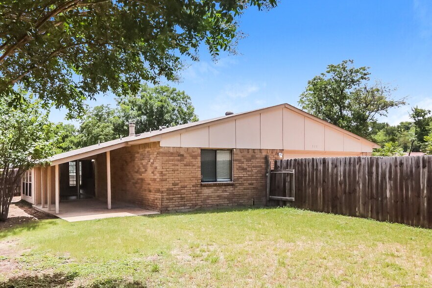 Building Photo - 515 Nora Ln