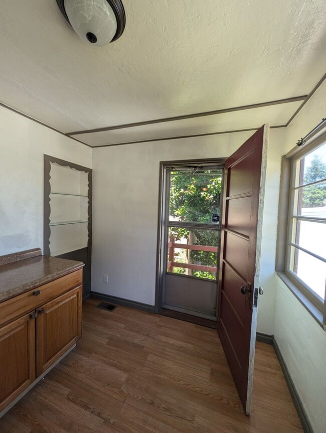 Building Photo - A Quarky Bremerton Original! Tons of Space...