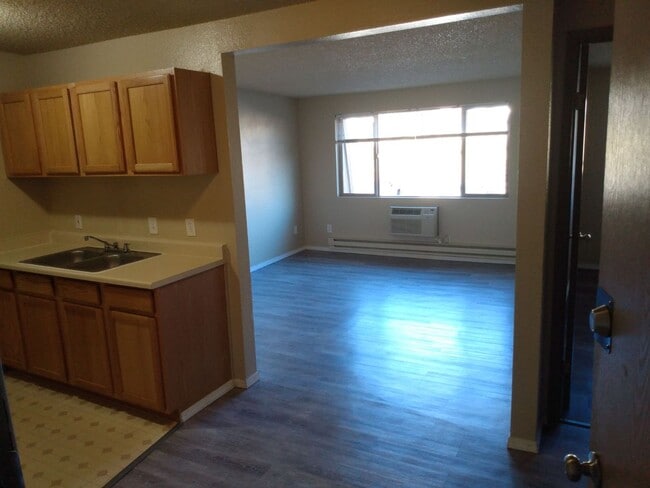 Building Photo - 1 bedroom 1 bathroom upstairs apartment - Granvue Apartments