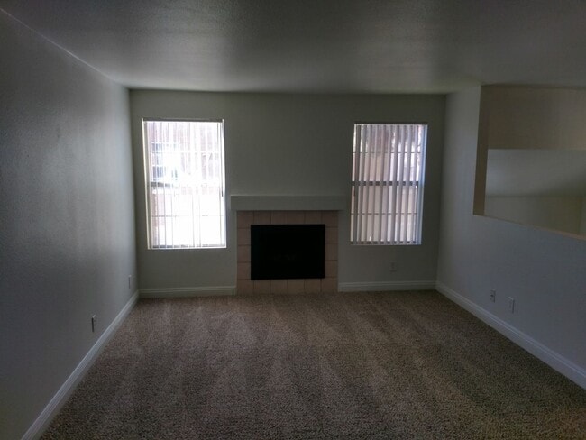 Building Photo - 3 Bedroom 2 bathroom Northwest condo