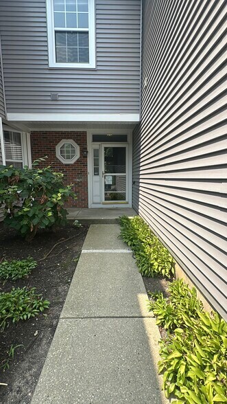 Building Photo - 2060 Waverly Ln