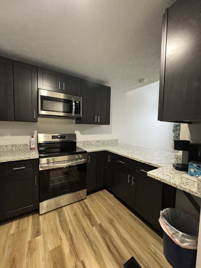 Building Photo - Completely Renovated Duplex with Garage Av...