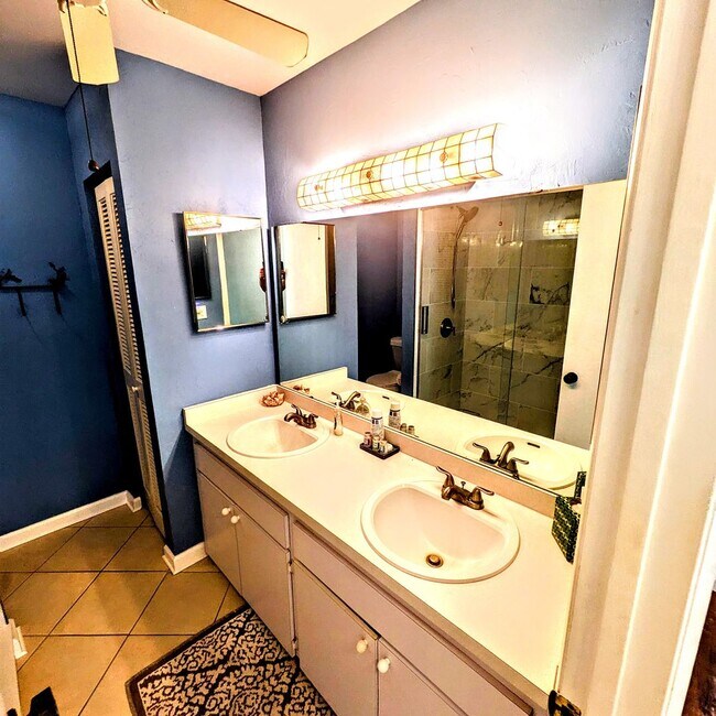 Building Photo - LEASE PENDING Annual/Seasonal turnkey furnished 2/2 end townhome in waterfront community by Siest...