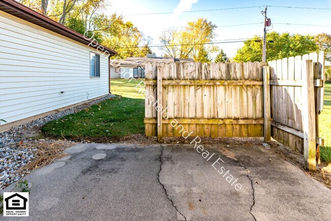 Building Photo - 4934/4936 Vermont Lane