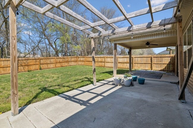 Building Photo - 833 Lutz Ln