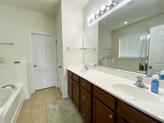 Building Photo - Spacious Four Bedroom Home w/ Oversized Fe...