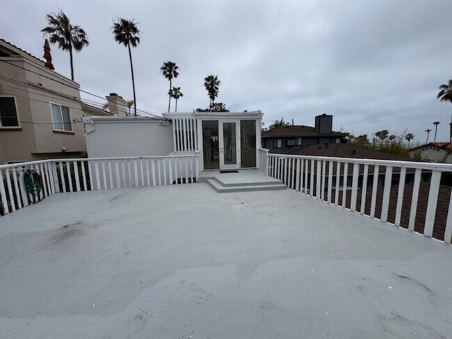 Building Photo - Charming Meets Modern – Renovated 2 Bed / ...