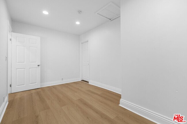 Building Photo - 3913 S Budlong Ave
