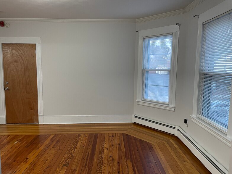 Building Photo - 134 Monroe St