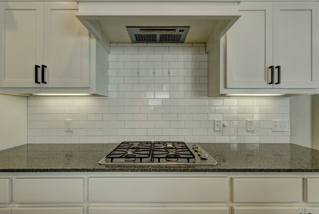 Building Photo - Desirable Home In Valencia Park!