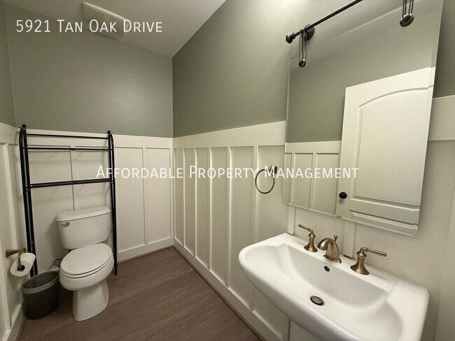 Building Photo - 5921 Tan Oak Dr