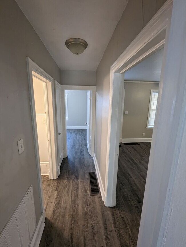 Building Photo - Newly Updated 2 bedroom home Near Downtown...