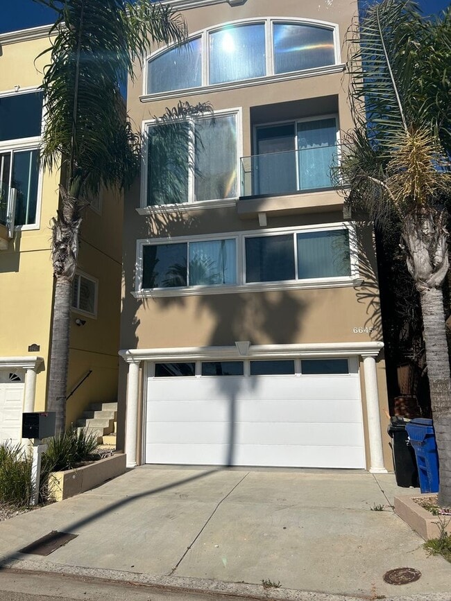 Building Photo - Amazing 3 story free standing contemporary house with terrific ocean views in Playa Del Rey