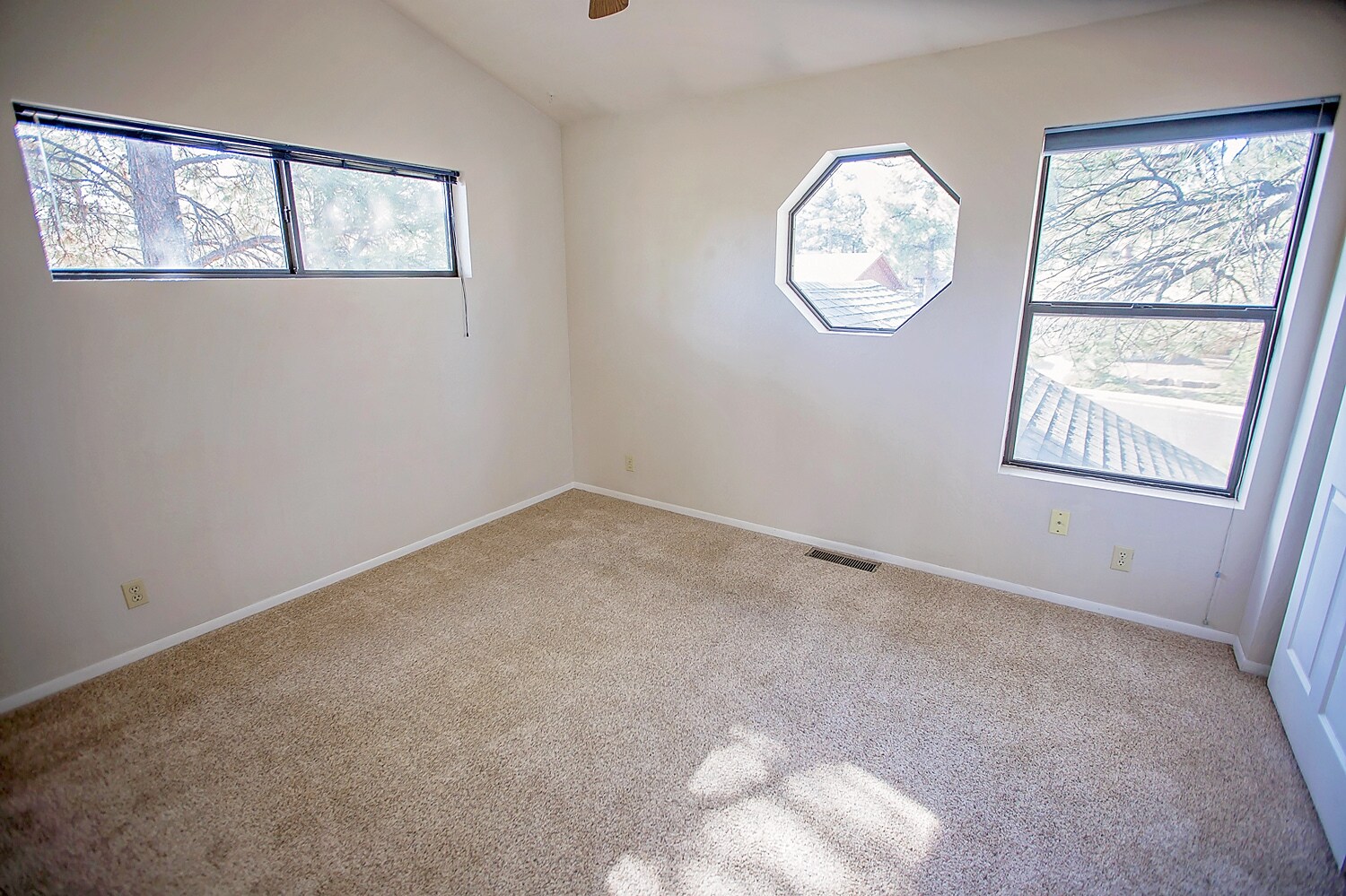 Building Photo - 2562 N Fox Run Dr