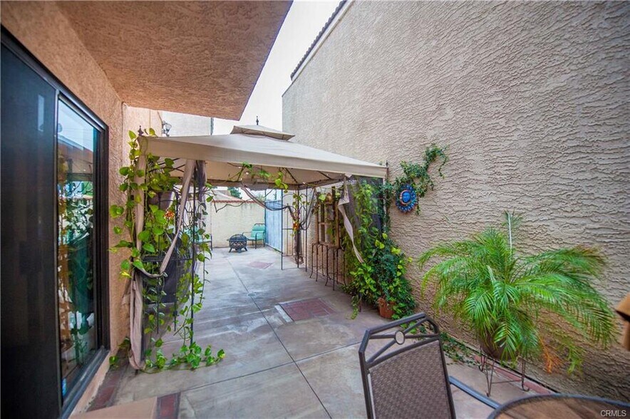patio - 6047 Templeton St