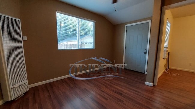 Building Photo - Cozy 2-bedroom 1 bath close to shopping an...