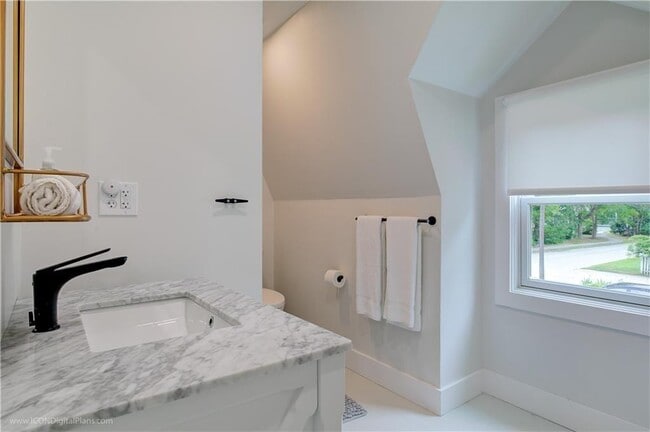 Building Photo - 59 Melrose Ave