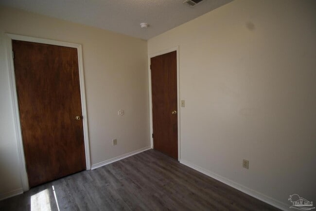 Building Photo - 404 Oak Knoll Ln