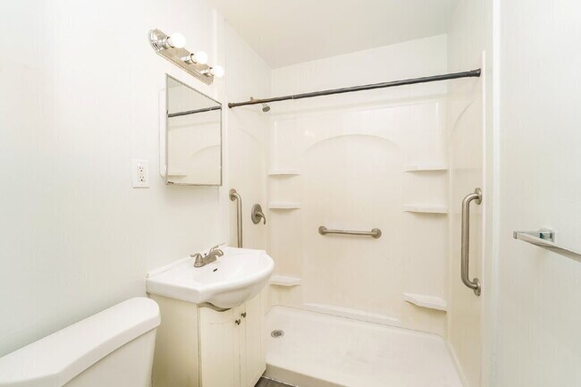 Building Photo - 3989 E 177th St