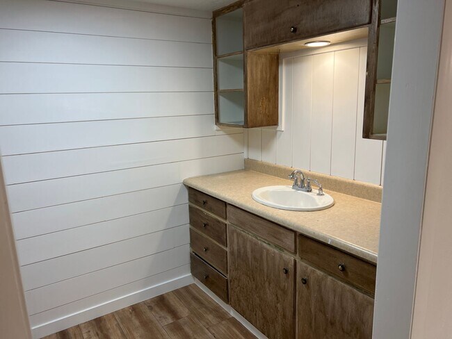 Building Photo - 4 Bedroom 2 bath home near lake Tenkiller with office