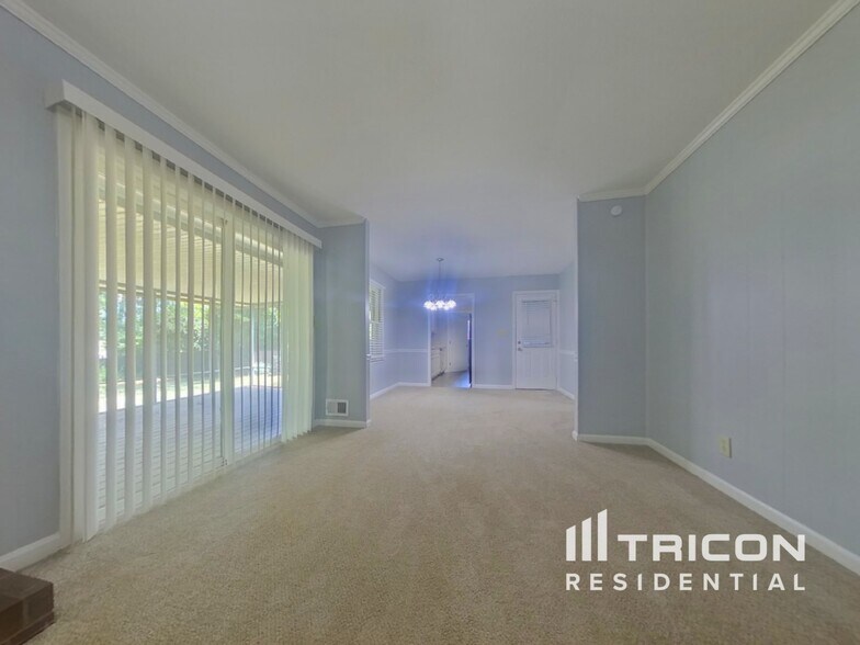 Building Photo - 490 Rocky Creek Dr