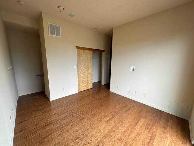 Building Photo - 873-895 Silver Ave SW